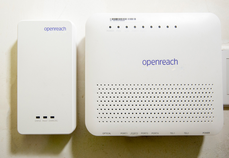 Battery back-up unit and optical network termination unit